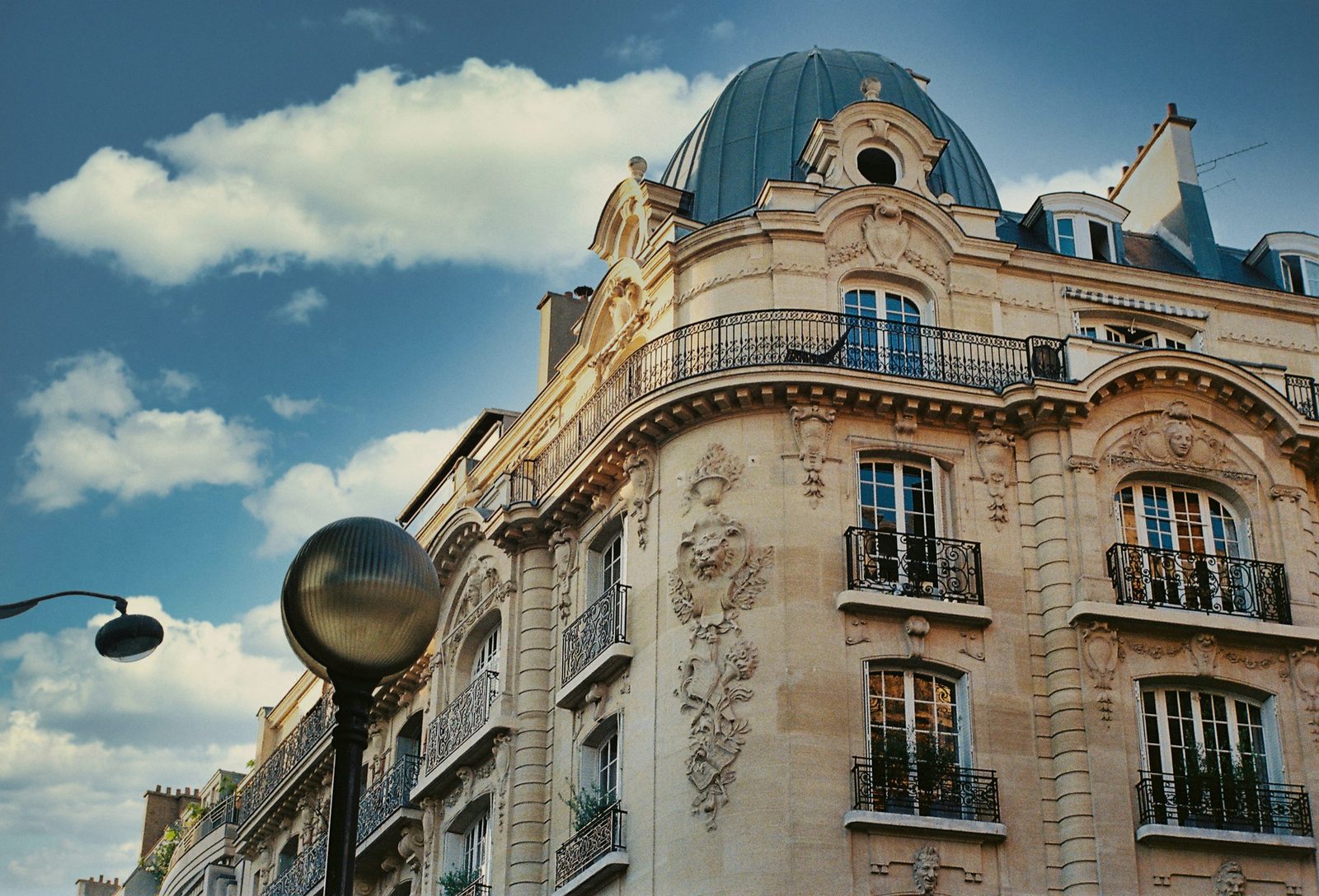 Façade haussmannienne sous un ciel bleu
