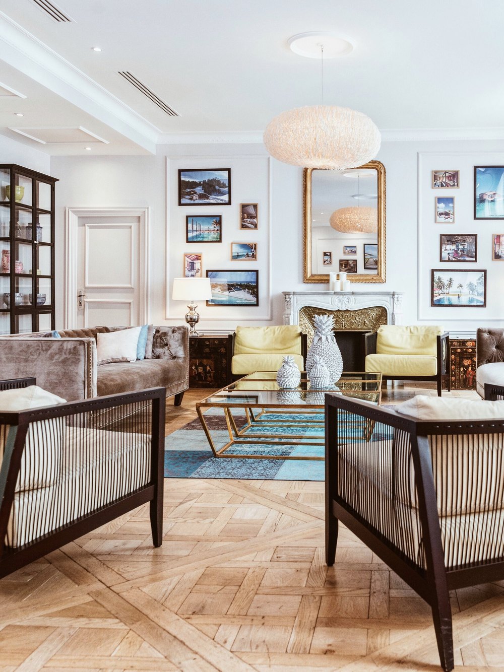 Salon d’un appartement parisien avec moulures, cheminée et parquet